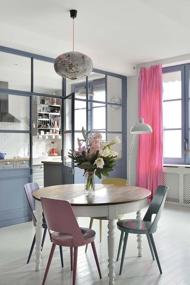 Τα εσωτερικά μεγάλα παράθυρα στο σπίτι είναι τάση