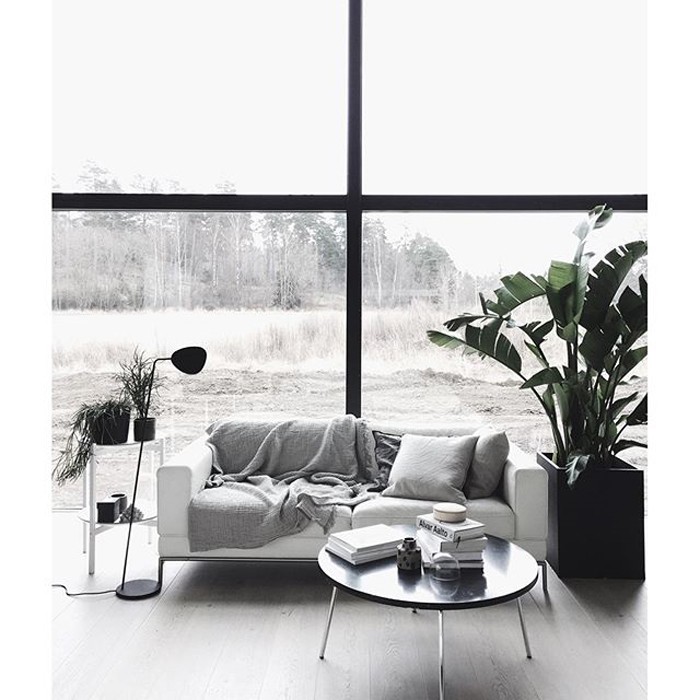 Νουάρ ατμόσφαιρα σε μια μίνιμαλ βίλα στη Σουηδία