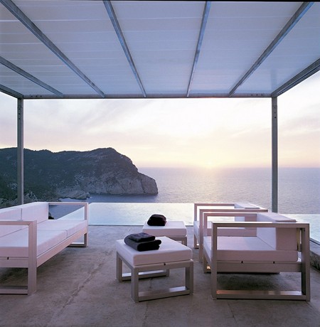 Μια βίλα στην Ίμπιζα που αιωρείται πάνω από τη Μεσόγειο