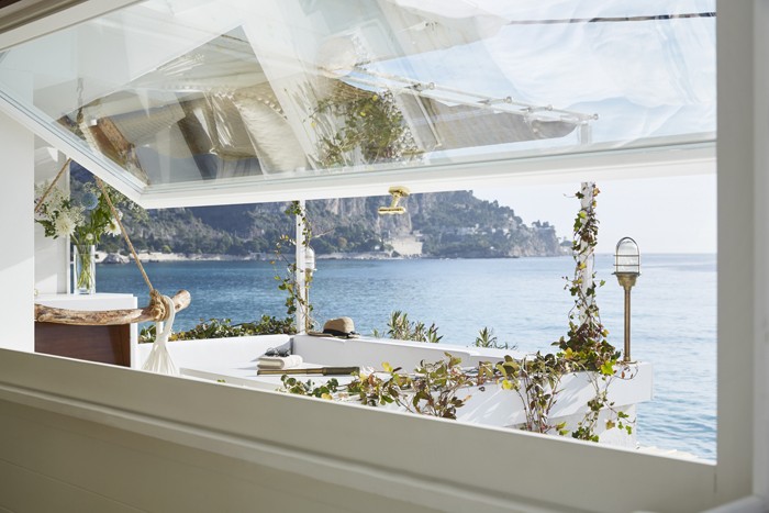 Μια βεράντα πάνω στο κύμα