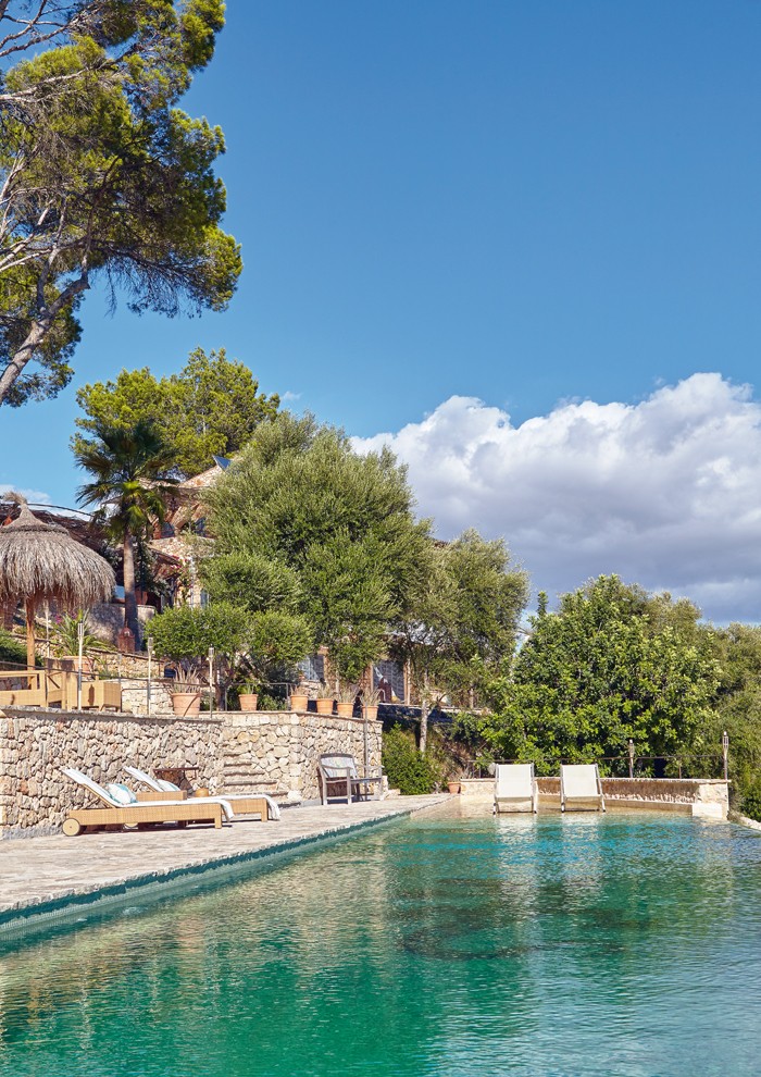 Η μαγεία της Μαγιόρκα μέσα από μια ατμοσφαιρική βίλα