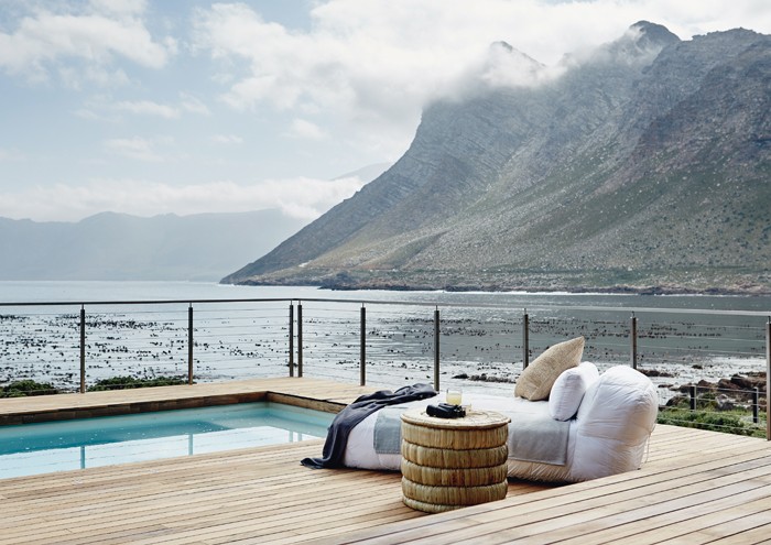 Μια hi-tech βίλα εκεί όπου σκάει το κύμα