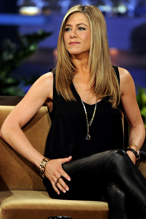 Αποκτήστε τα γραμμωμένα μπράτσα της Jennifer Aniston