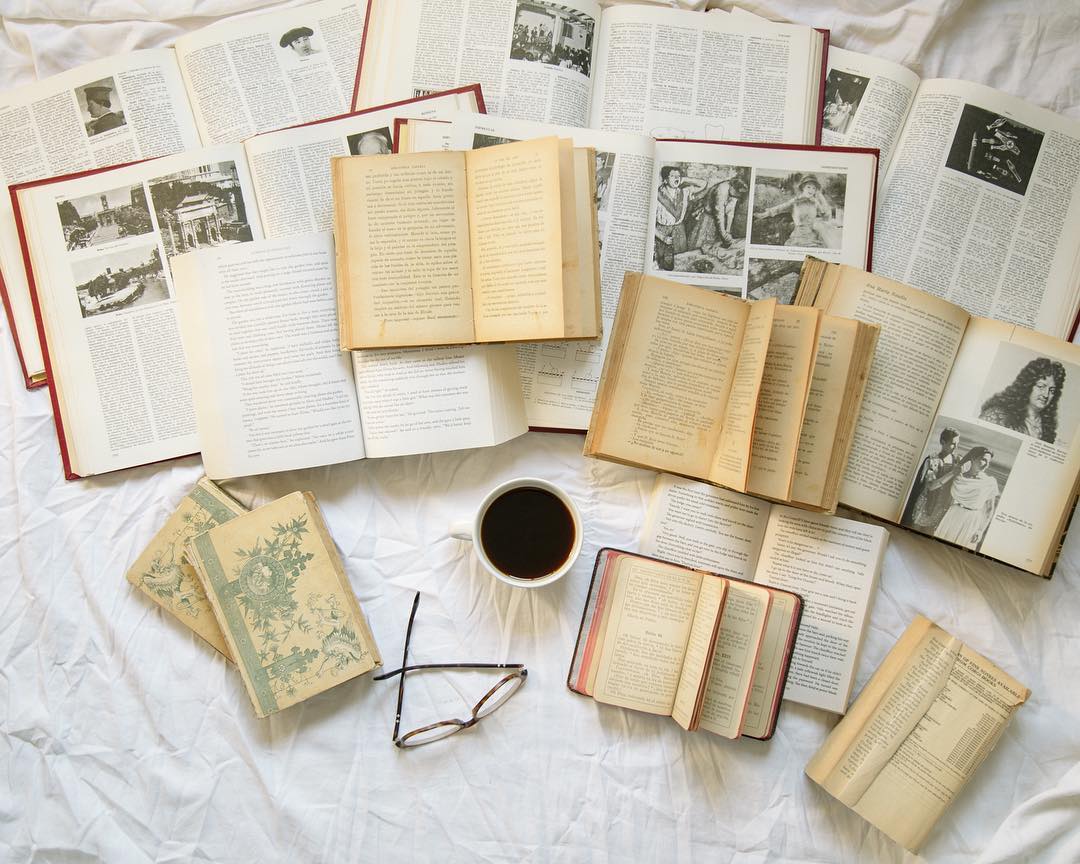 27 ατμοσφαιρικές φωτογραφίες με καφέ και βιβλίο