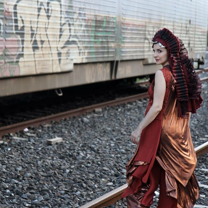 H Eβελίνα Αραπίδη μιλά για 2 εξαιρετικές παραστάσεις που αξίζει να δείτε