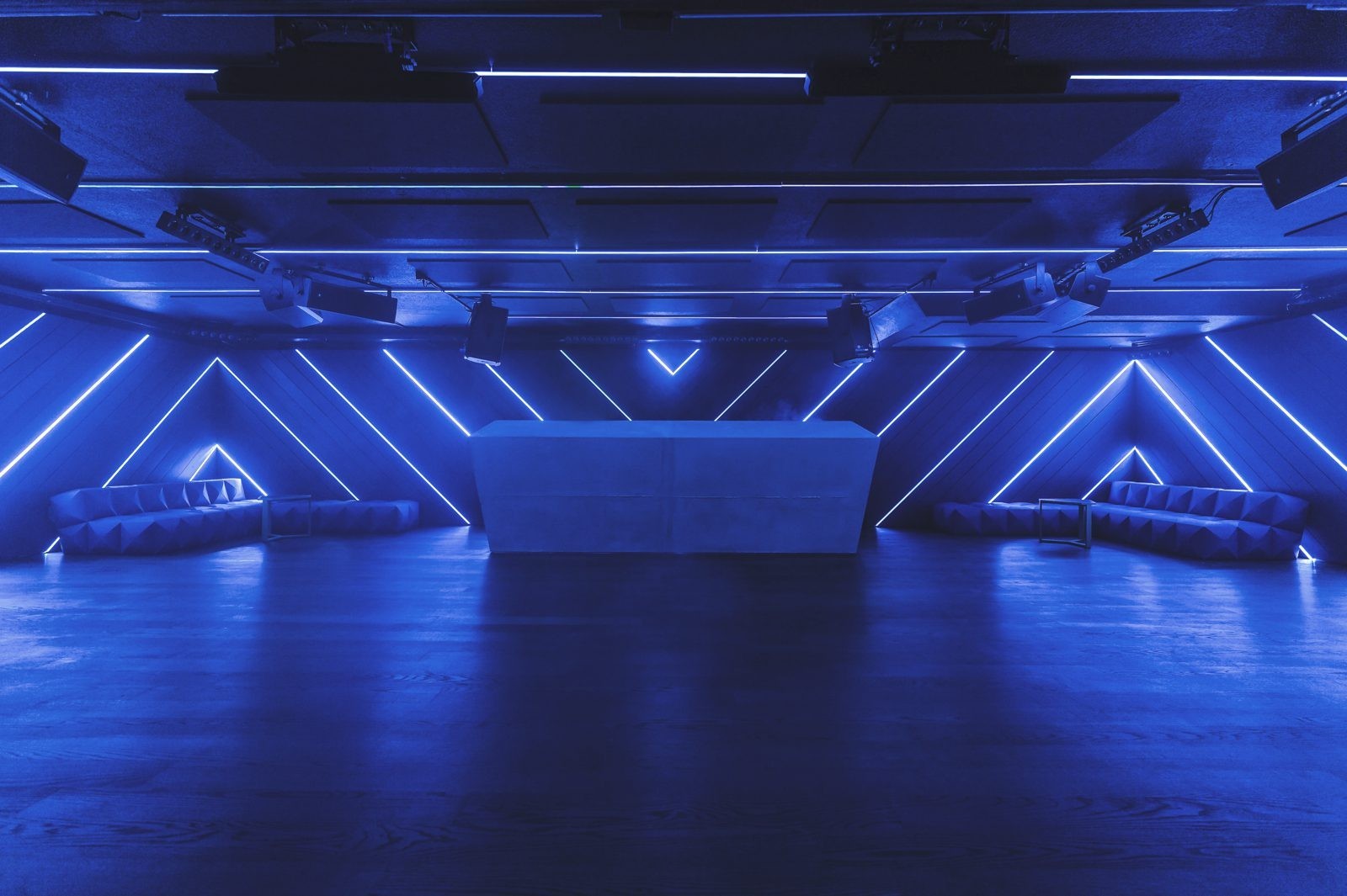 Χορέψτε σε ένα φουτουριστικό club που είναι σαν διαστημόπλοιο