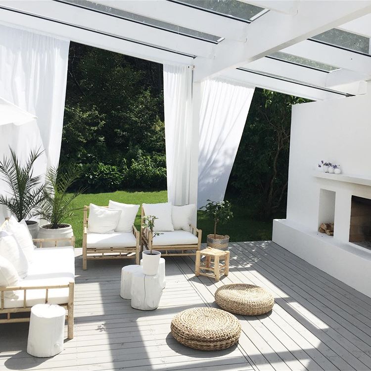 Ένα κατάλευκο σπίτι στην εξοχή με υπέροχο κήπο