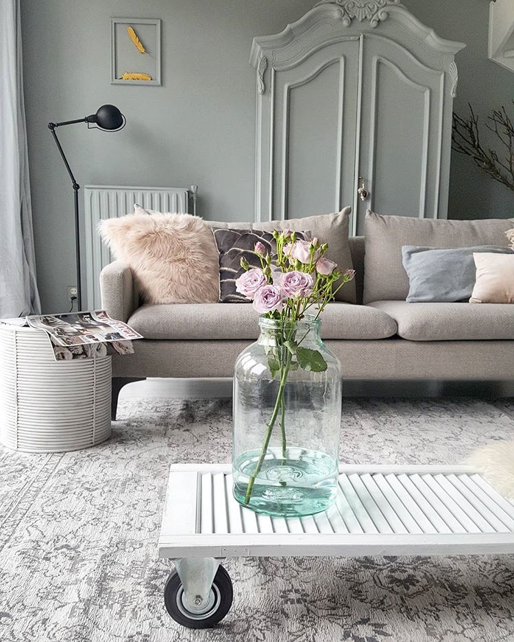 Ένα θηλυκό σπίτι που ισορροπεί μεταξύ κλασικού &amp; μοντέρνου