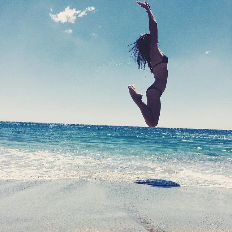 Συνδυάστε τα πρώτα μπάνια με γυμναστική στην παραλία και δείτε το σώμα σας να αλλάζει