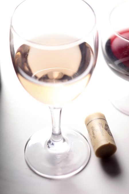 Το λευκό κρασί κάνει κακό στο δέρμα;