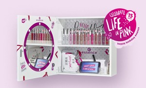 2 τυχερές θα κερδίσουν από 1 συλλεκτικό gloss station με 13 lipgloss από την ολοκαίνουρια συλλογή της essence