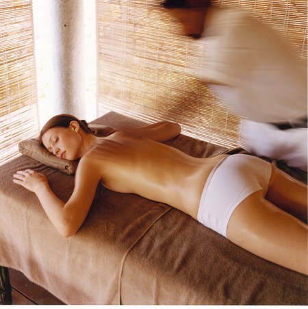 Γιατί οι celebrities ζητούν αυτό το μασάζ με βεντούζες