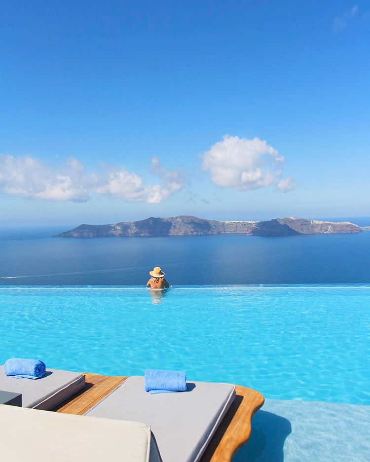 Η ομορφιά των ελληνικών νησιών αποθεώνεται μέσα από το φακό μιας travel blogger