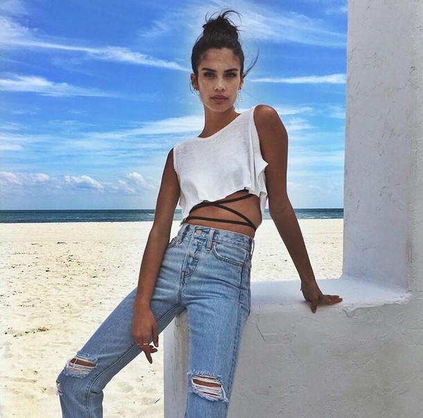 Το μυστικό για να δείχνεις πιο σέξι από ποτέ μέσα στο αγαπημένο σου jean παντελόνι