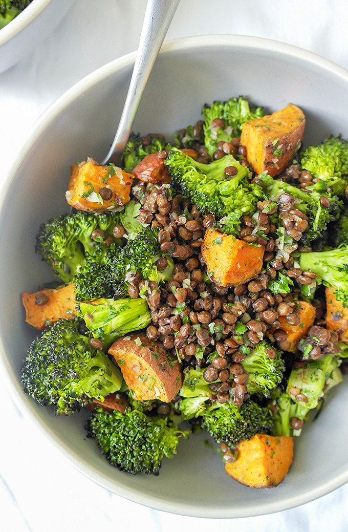 Θα δοκιμάσεις αυτήν την υπέροχη σαλάτα με φακές και μπρόκολο;