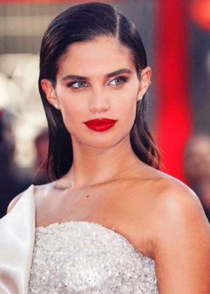 Υιοθέτησε το λαμπερό make-up look της Sara Sampaio από το Φεστιβάλ της Βενετίας