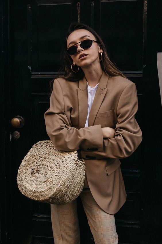 How to style: 25+1 outfits που θα σε πείσουν να φορέσεις το camel blazer