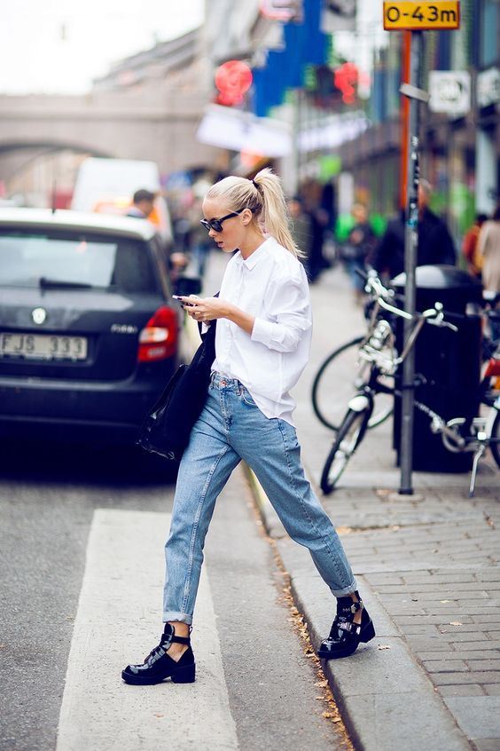 10 έξυπνοι τρόποι για να φορέσεις τα stylish μποτάκια σου από τώρα (χωρίς να «λιώσεις»)