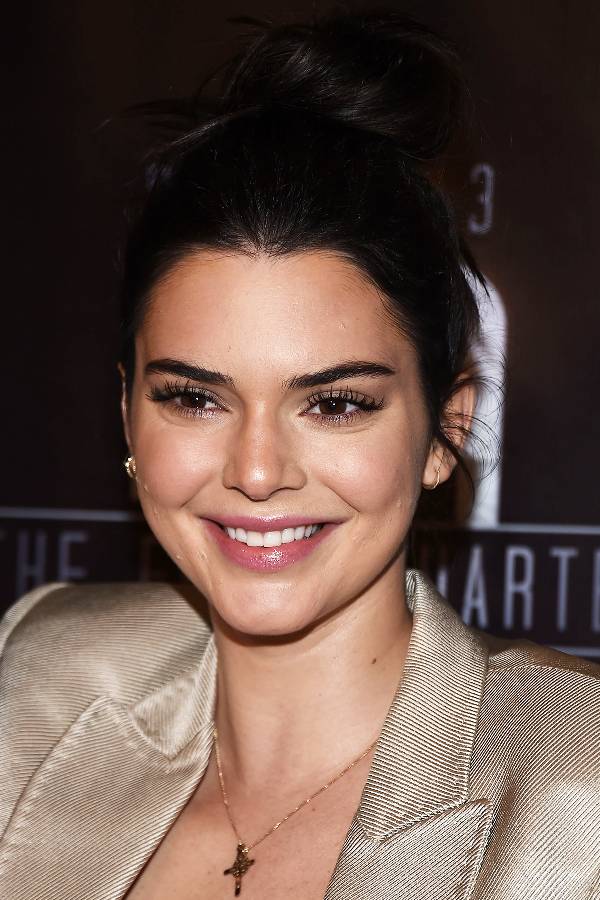 Το messy bun είναι το χτένισμα των ημερών