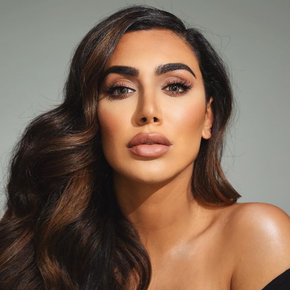 Glass Skin: Η Huda Kattan σου δείχνει πώς θα υιοθετήσεις την τάση των runways