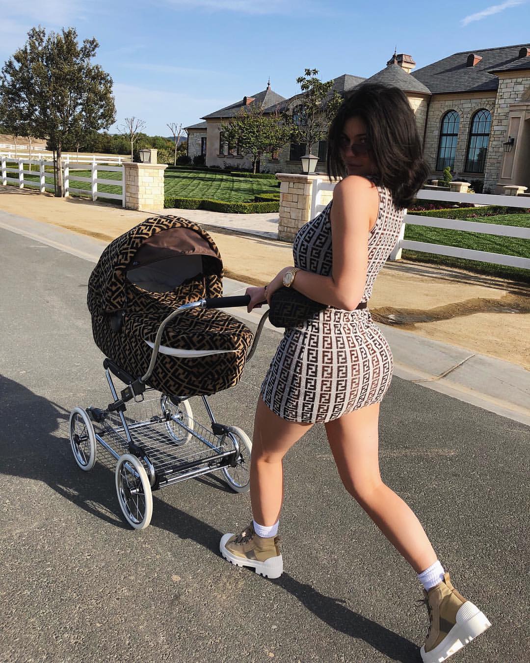 H Kylie Jenner με total look Fendi