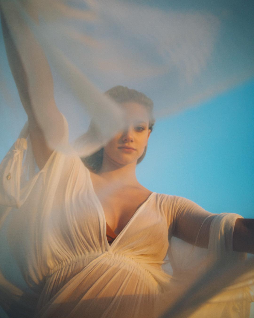 H πρωταγωνίστρια του Netflix Lili Reinhart εντυπωσιάζει με ελληνική δημιουργία