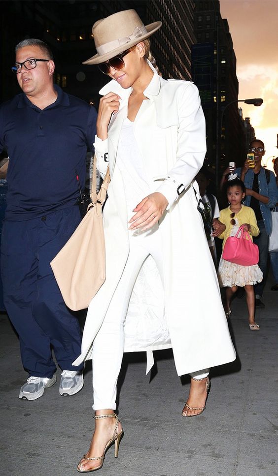 Εκτυφλωτικές στα λευκά: Δείτε πως φορούν το total white 10+1 μεγάλες star