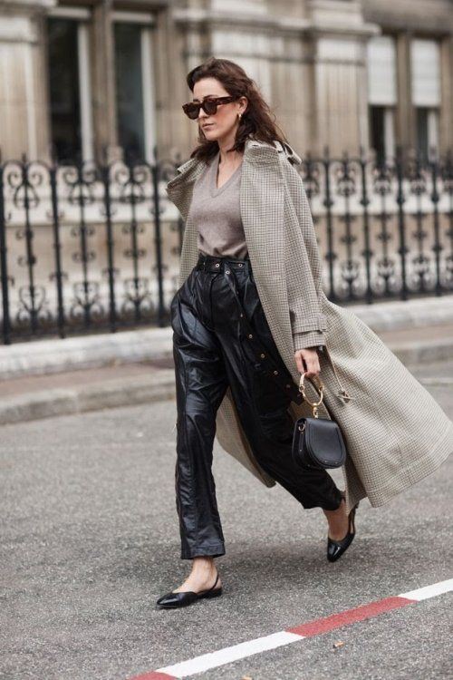 How to style: Το δερμάτινο παντελόνι είναι sexy (και όποιος αντέξει!)