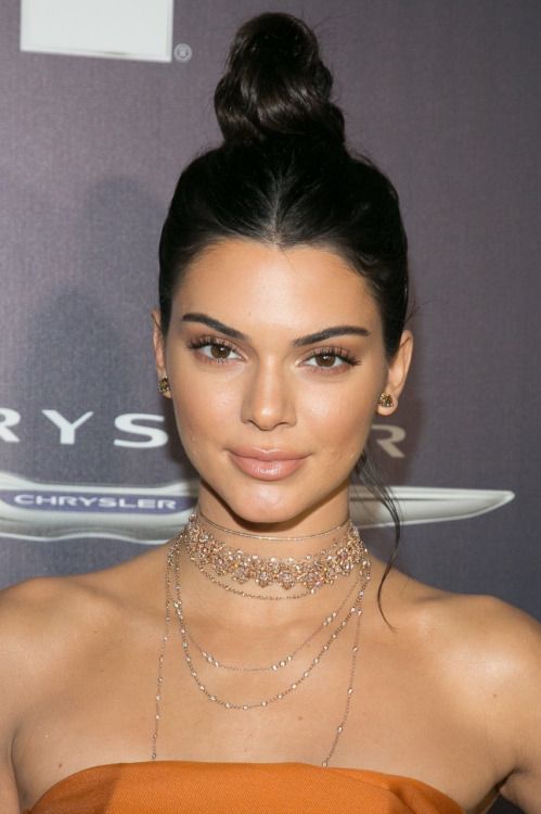 Top Knots: Το χτένισμα που προτιμούν οι σταρ για chic εμφανίσεις