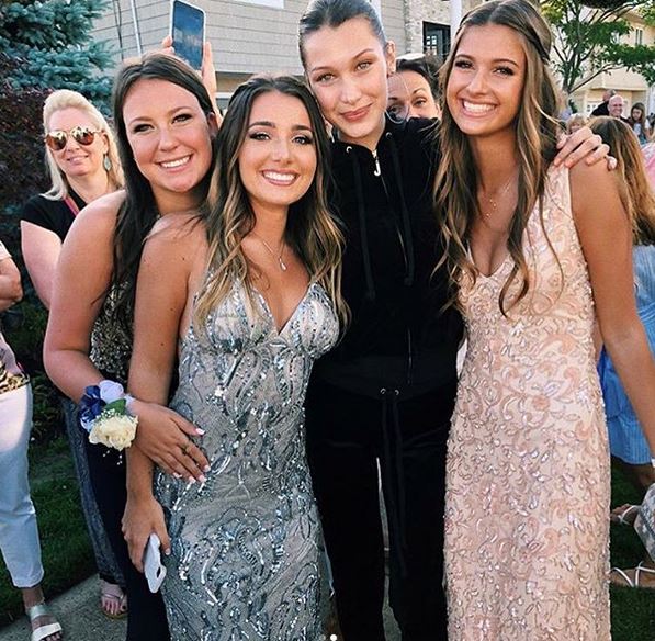 H Bella Hadid έκανε εμφάνιση-έκπληξη σε σχολικό χορό