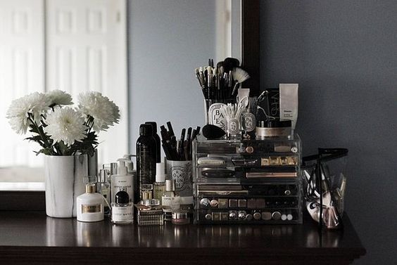12+1 τρόποι να κάνεις την συλλογή καλλυντικών σου κομμάτι του ντεκόρ
