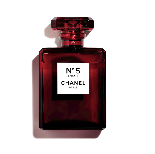 Το θρυλικό Chanel No.5 βάφεται στα κόκκινα