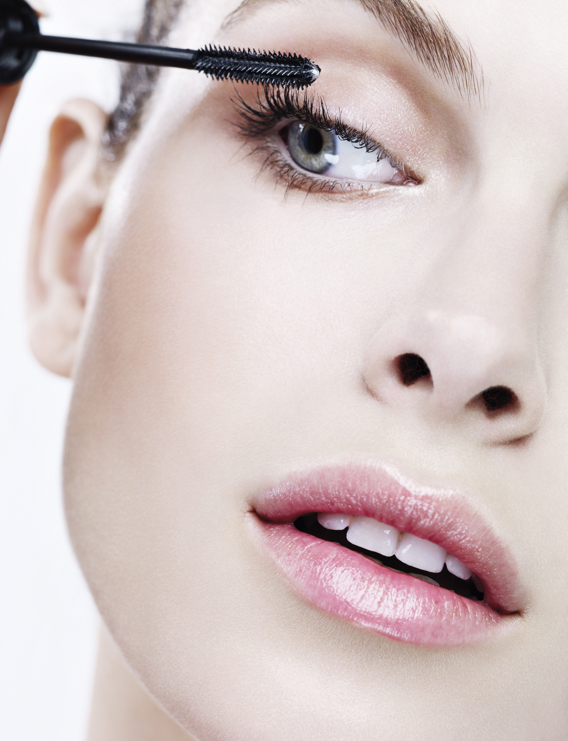 Αυτές είναι οι ουσίες για πυκνές βλεφαρίδες