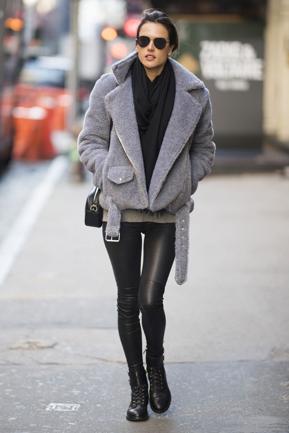 H Alessandra Ambrosio φορά το τέλειο casual look