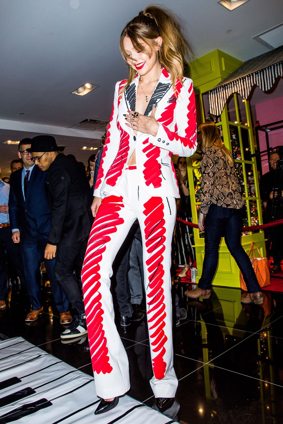 H Gigi Hadid με το τέλειο βραδινό κοστούμι