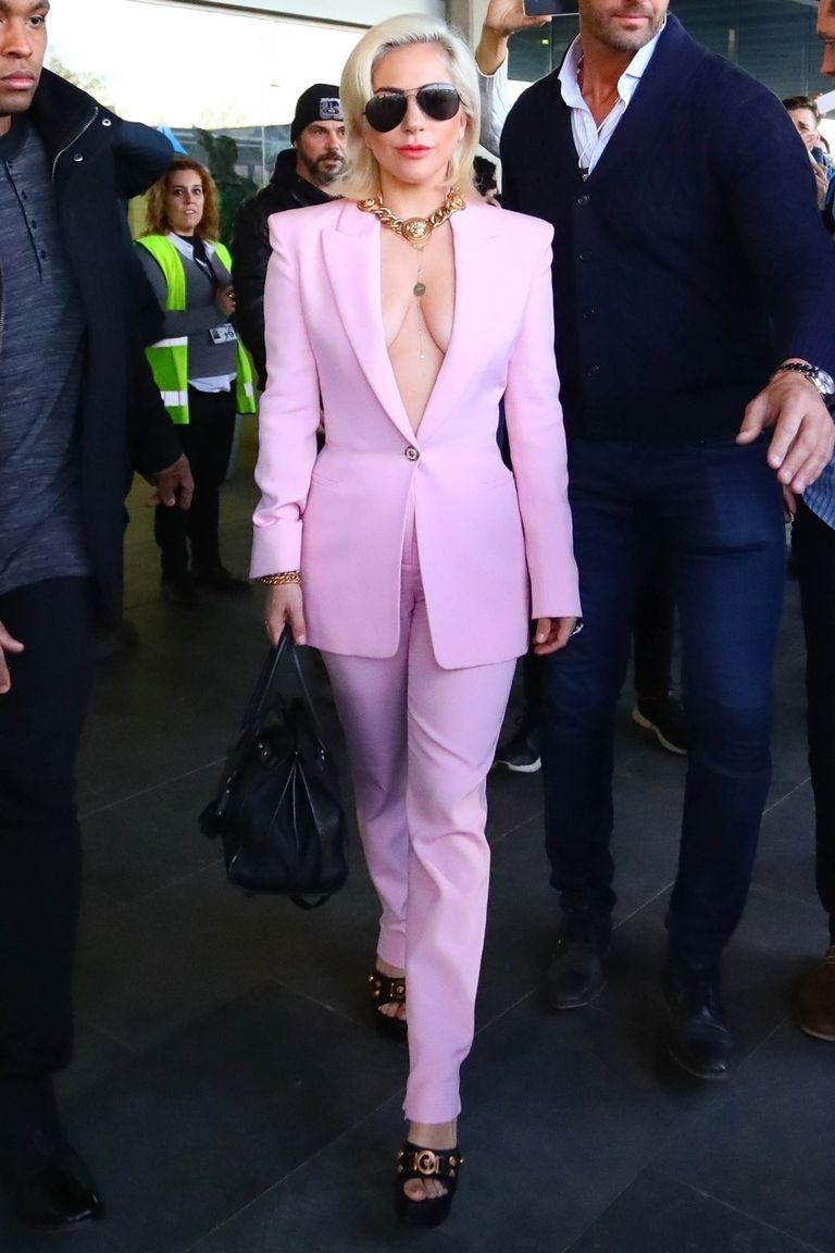 Mπορείς να είσαι σεξυ φορώντας κοστούμι; H Lady Gaga ναι!