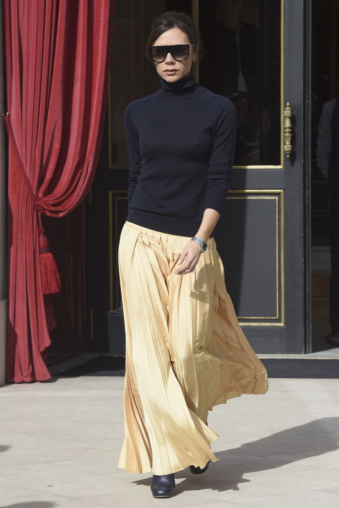 H Victoria Beckham κάνει τάση τη μάξι φούστα