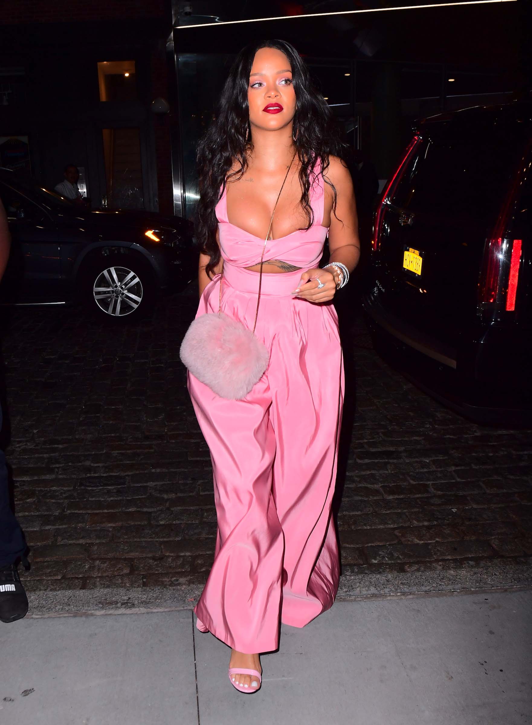 H Rihanna έχει όλα τα hot trends στην γκαρνταρόμπα της