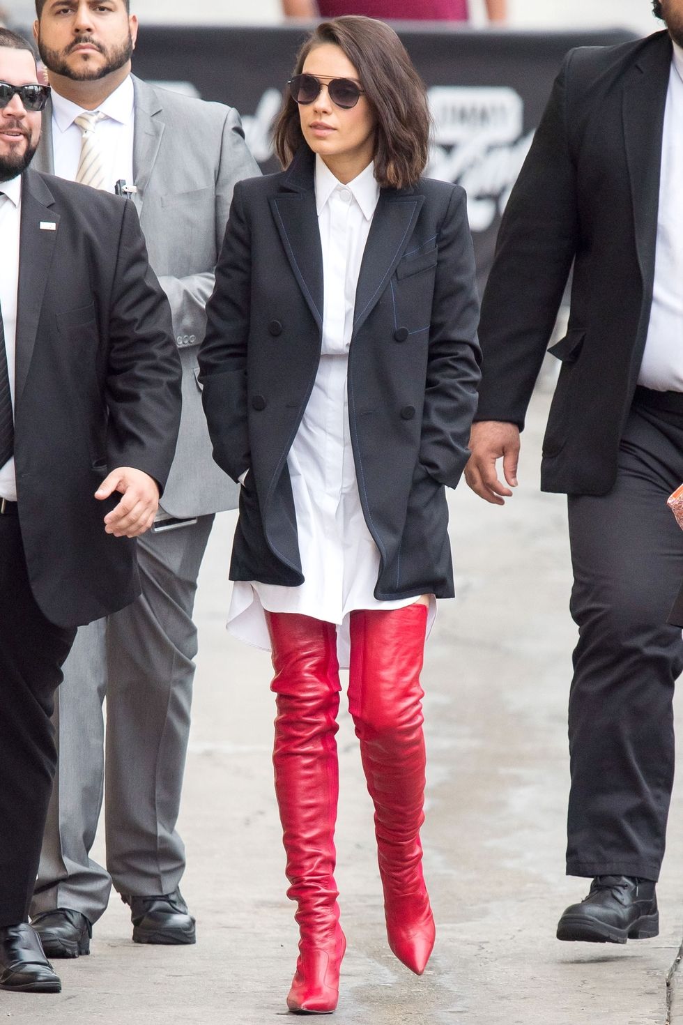 Η Mila Kunis με το hot outfit της σεζόν