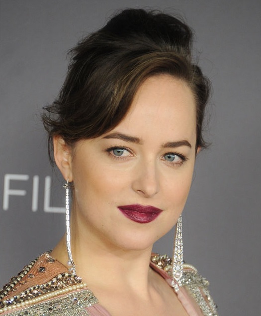 Οι σταρ επιλέγουν σκούρο κραγιόν στις εμφανίσεις τους