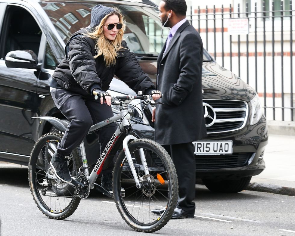 Οι σταρ που μετακινούνται με ποδήλατο