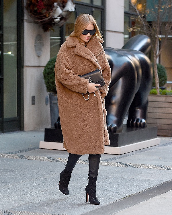 Η Rosie Huntington φοράει το πιο hot κομμάτι της σεζόν