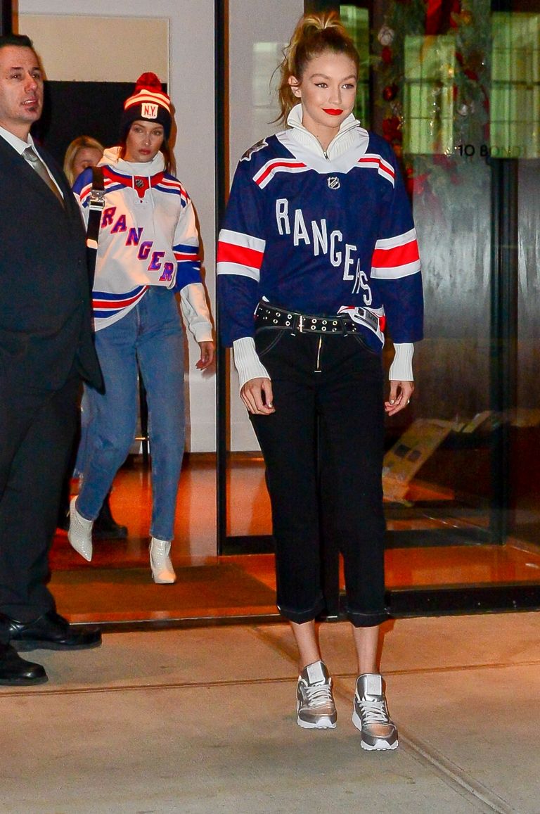 Gigi & Bella Hadid: Εντυπωσιακή εμφάνιση στο γήπεδο