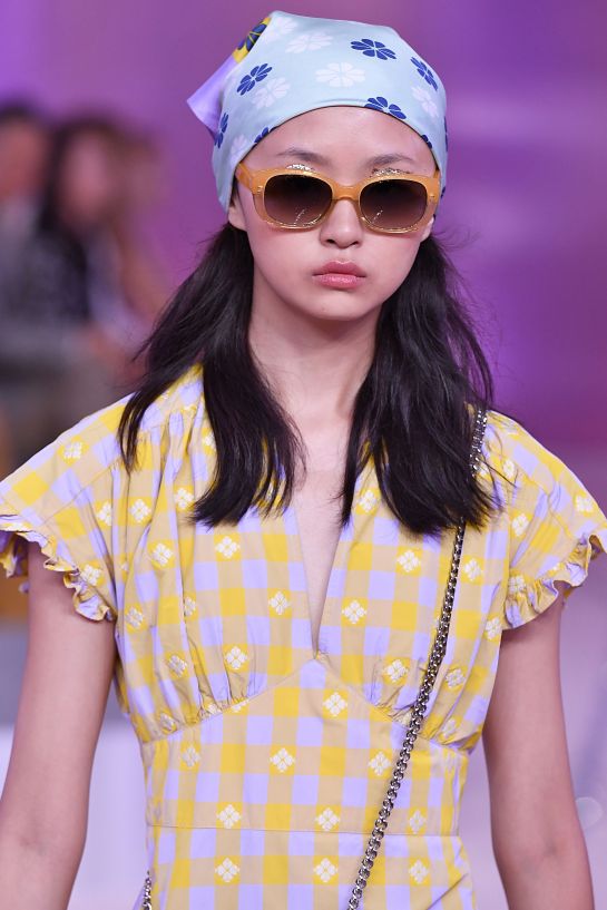 Η νέα τάση των ντεφιλέ είναι βγαλμένη από τα 90s