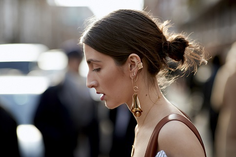 Loose bun: Το εύκολο χτένισμα που πάντα θα λατρεύεις