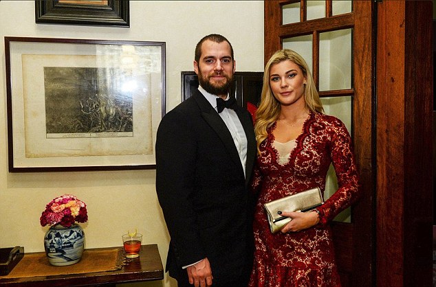 Ποια είναι η 19χρονη σύντροφος του Χένρι Κάβιλ;