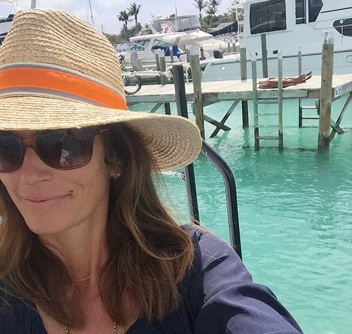 H Σίντι Κρόφορντ με καυτό μπικίνι στις Μπαχάμες