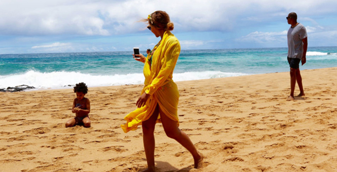 Τι φορούν οι σταρ στην παραλία;