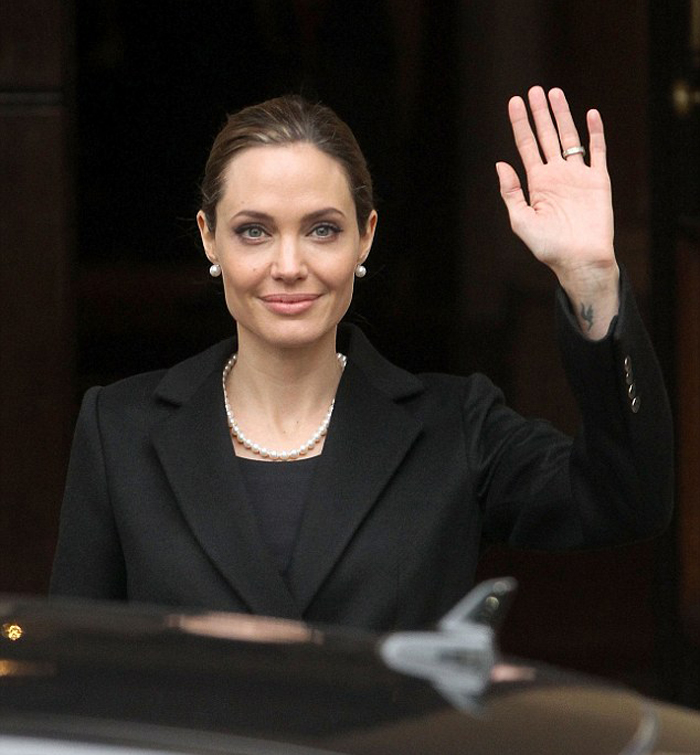 Αντζελίνα Τζολί: Διεκδικεί όλα τα κοσμήματα