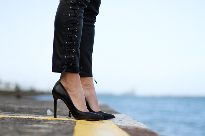 Lace-up pants: Το σέξυ trend που βλέπουμε παντού